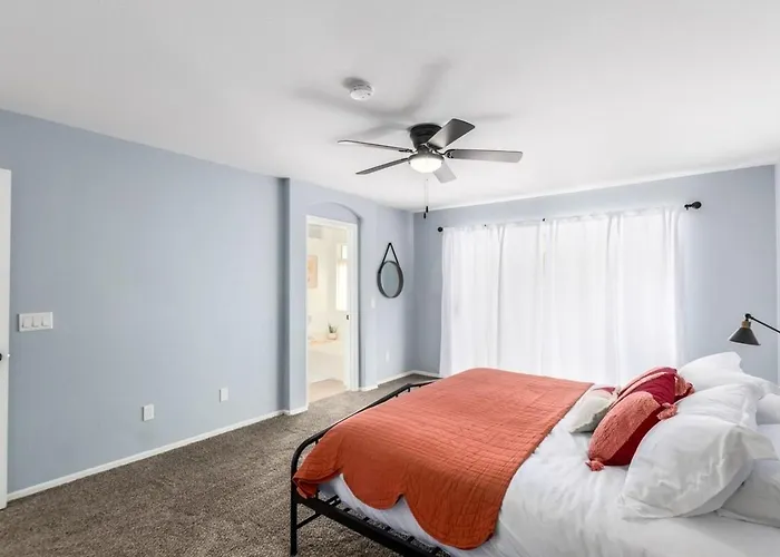 Paloma Crush Near Cardinal Stadium & Football Fun Holiday home *