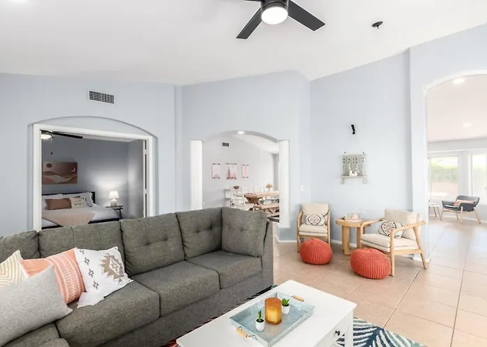 Paloma Crush Near Cardinal Stadium & Football Fun Holiday home Glendale