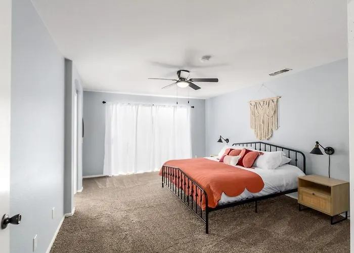 Paloma Crush Near Cardinal Stadium & Football Fun Holiday home Glendale